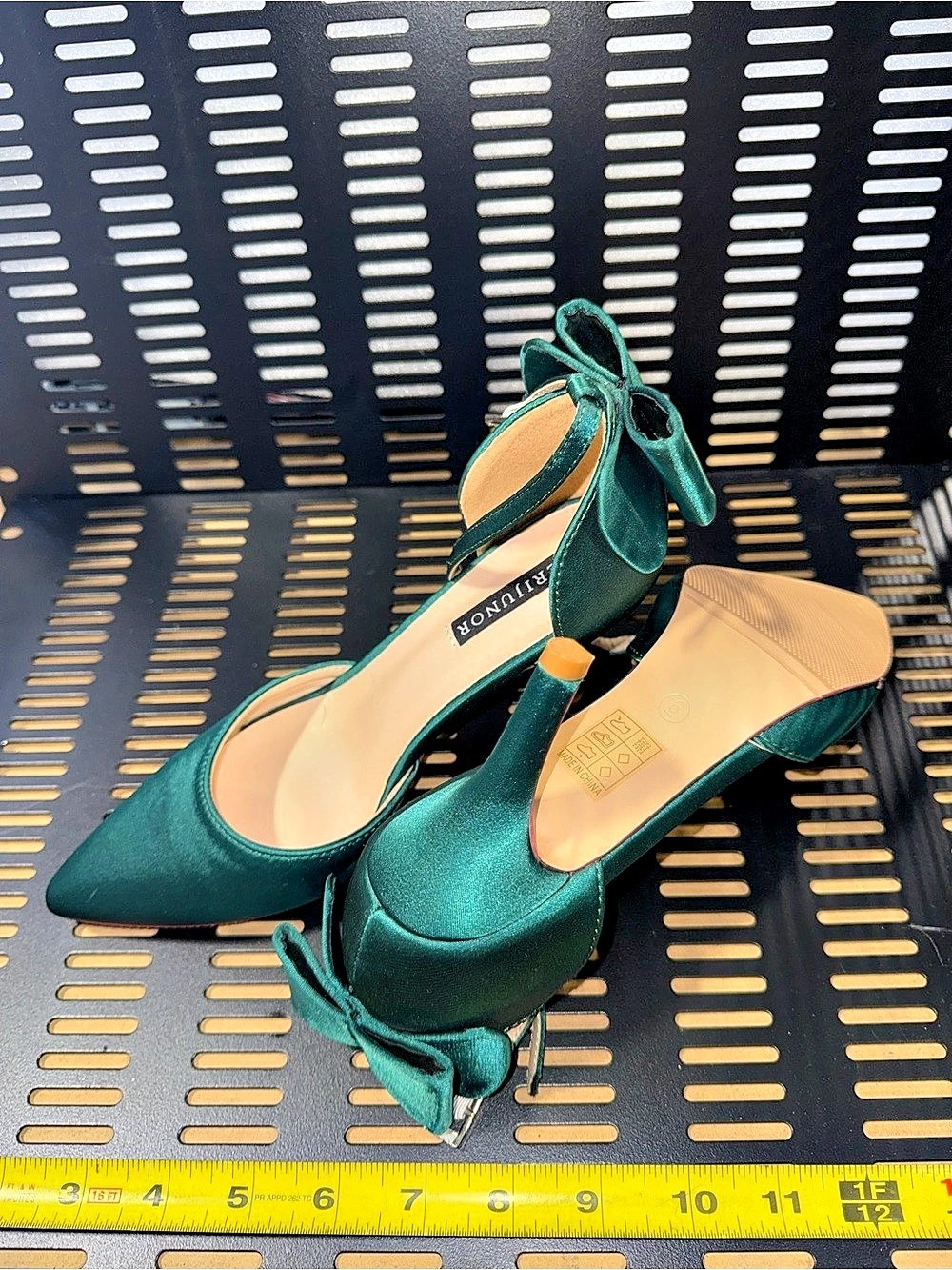 BEVILFORD Pointed Toe Bow Heels in Green Size US 8 Like New